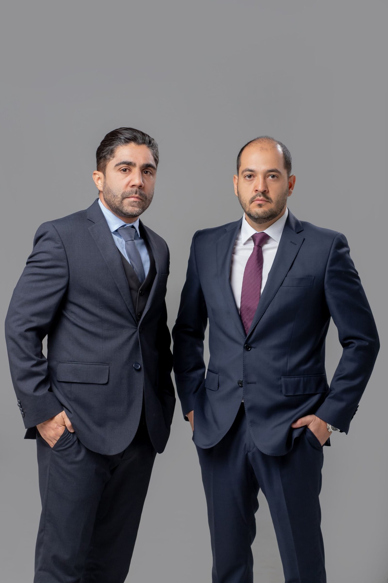 Início 9 Diogo Moreira e Lucas Sobreira em foto decorativa, ambos encaram o usuário em ambiente com cores neutras.