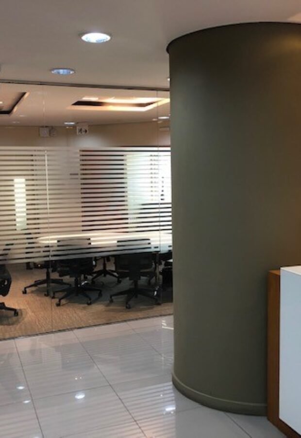 Interior do escritório situado na sede de Belo Horizonte.